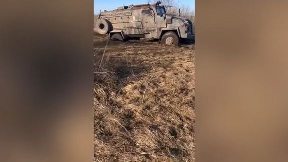 Video ukazuje, kolik je potřeba traktorů k vyzvednutí zapadlého obrněnce